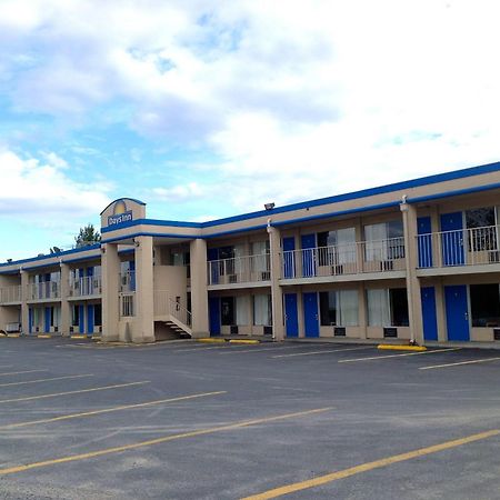 Days Inn By Wyndham Staunton Esterno foto