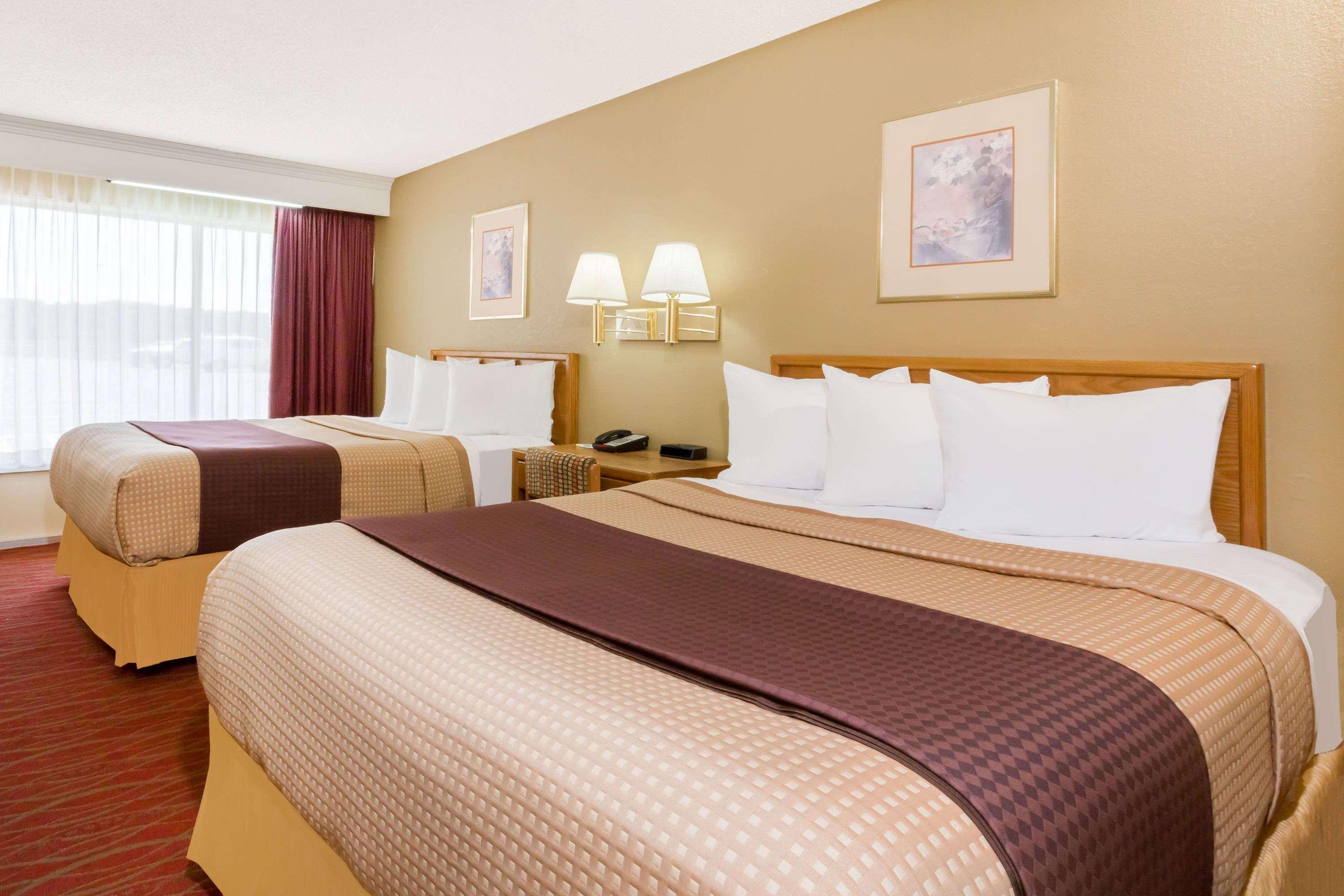 Days Inn By Wyndham Staunton Esterno foto