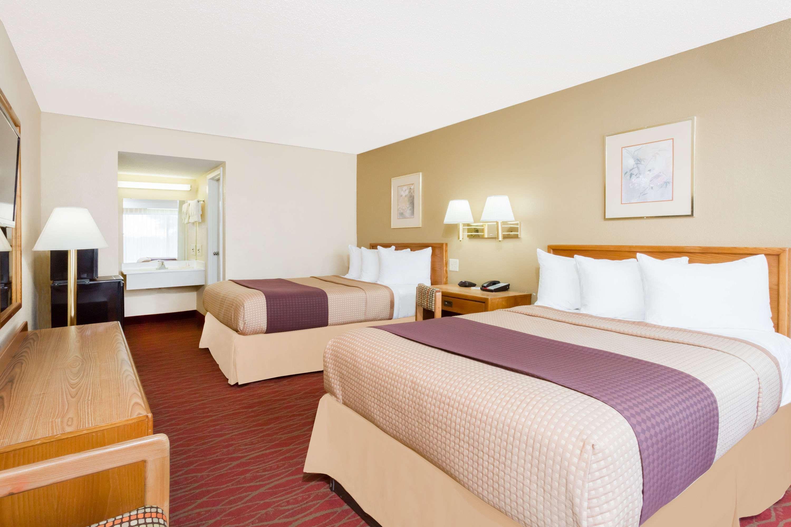 Days Inn By Wyndham Staunton Esterno foto
