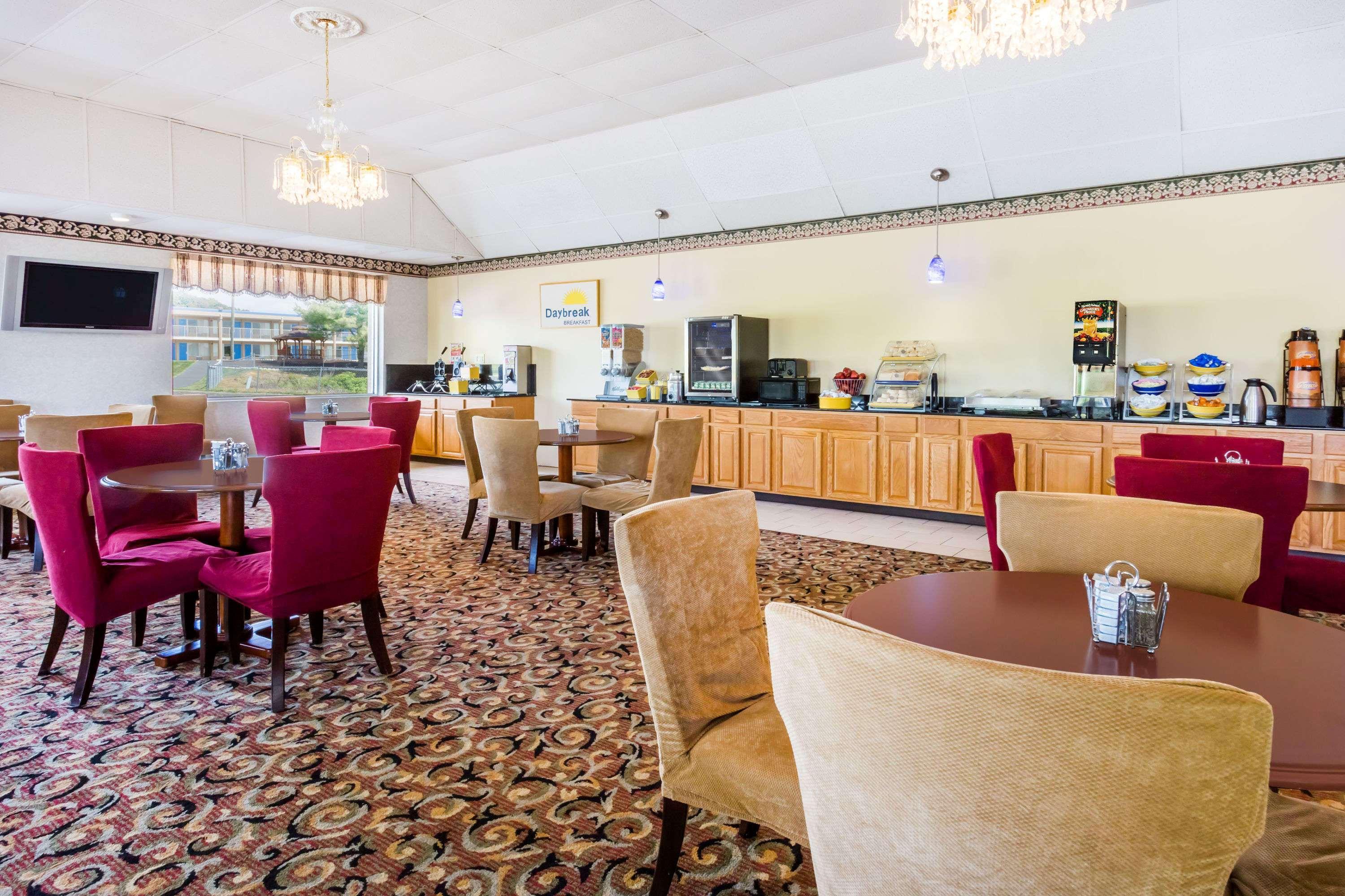 Days Inn By Wyndham Staunton Esterno foto