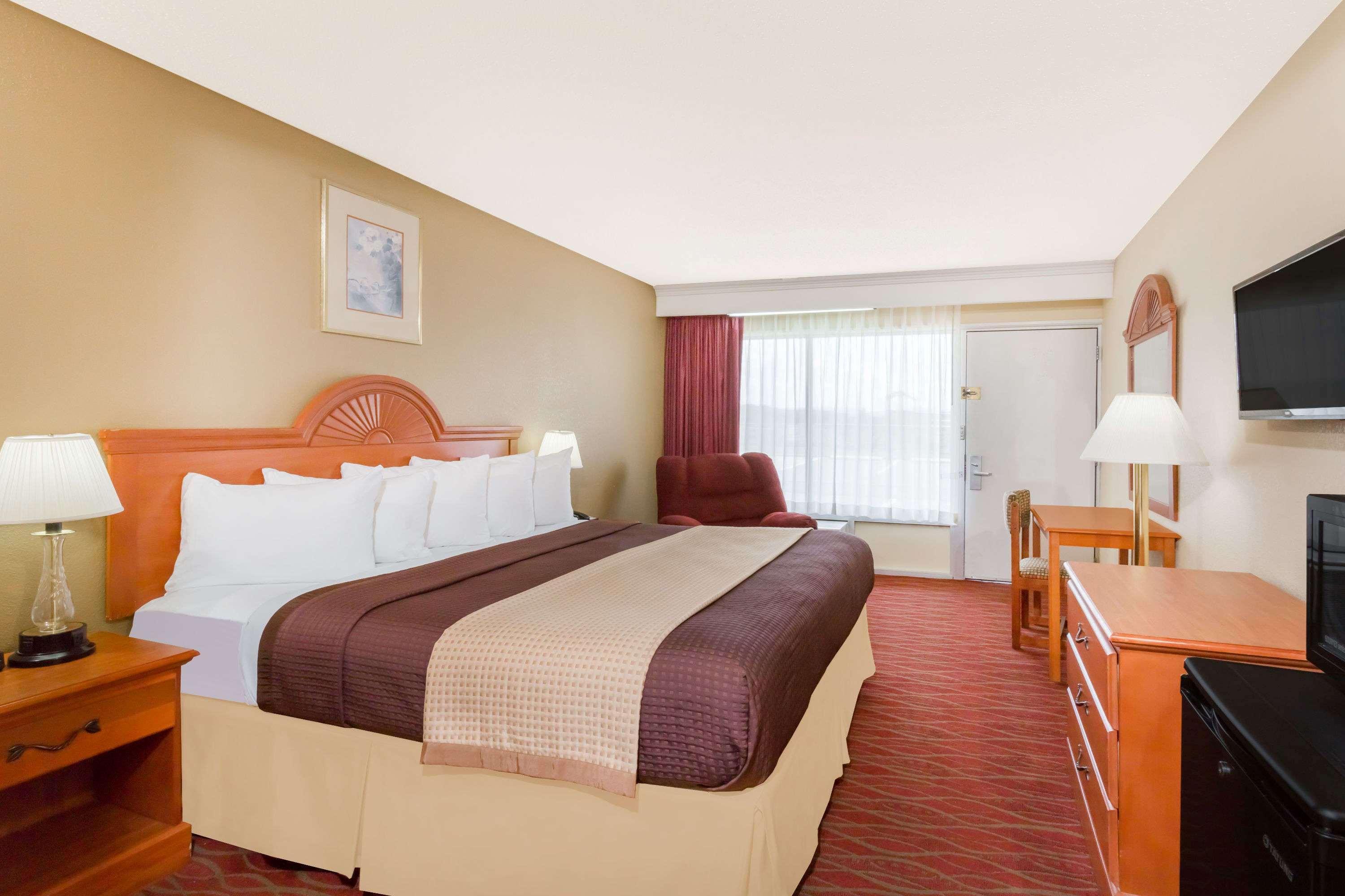 Days Inn By Wyndham Staunton Esterno foto