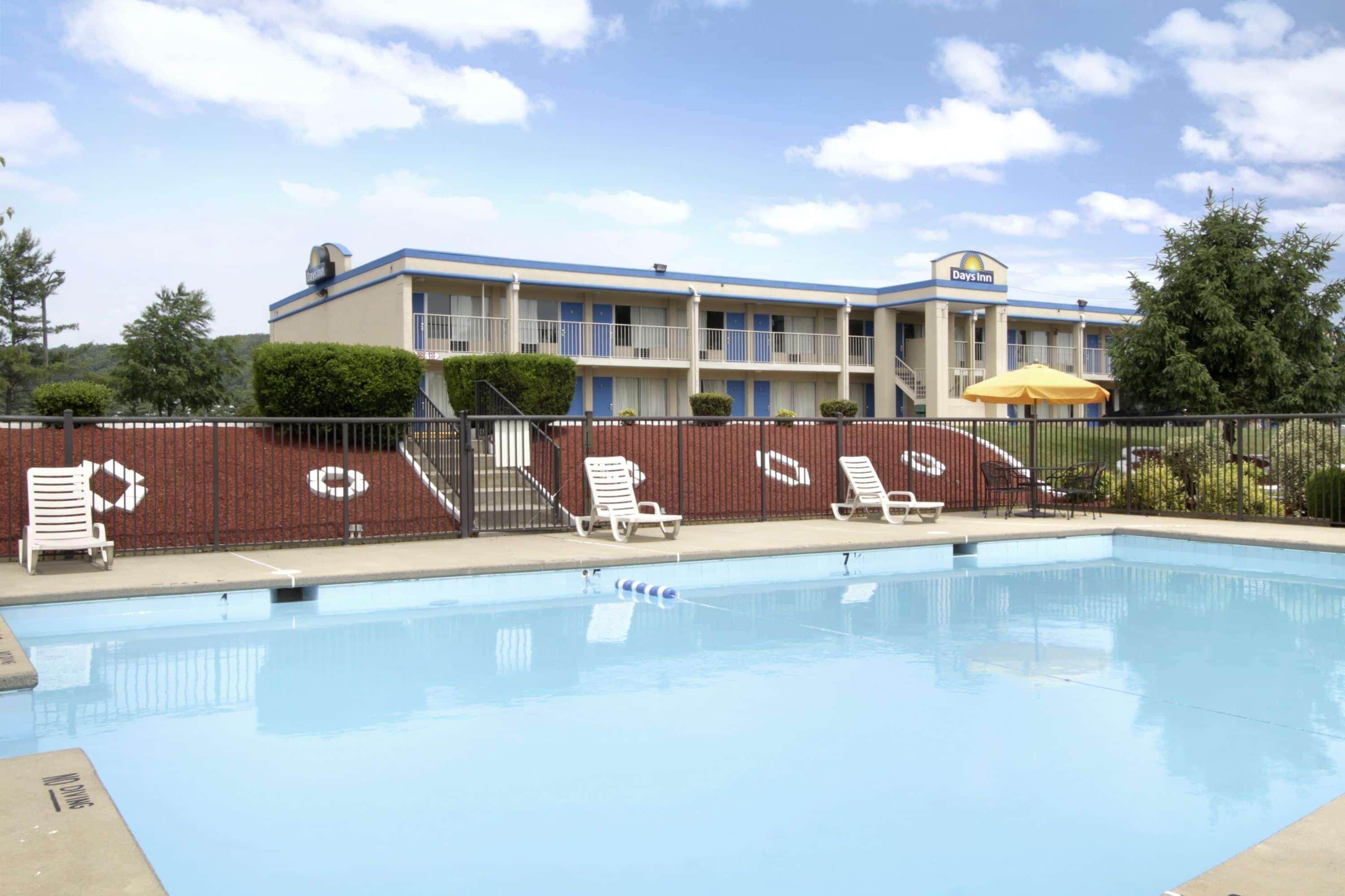 Days Inn By Wyndham Staunton Esterno foto