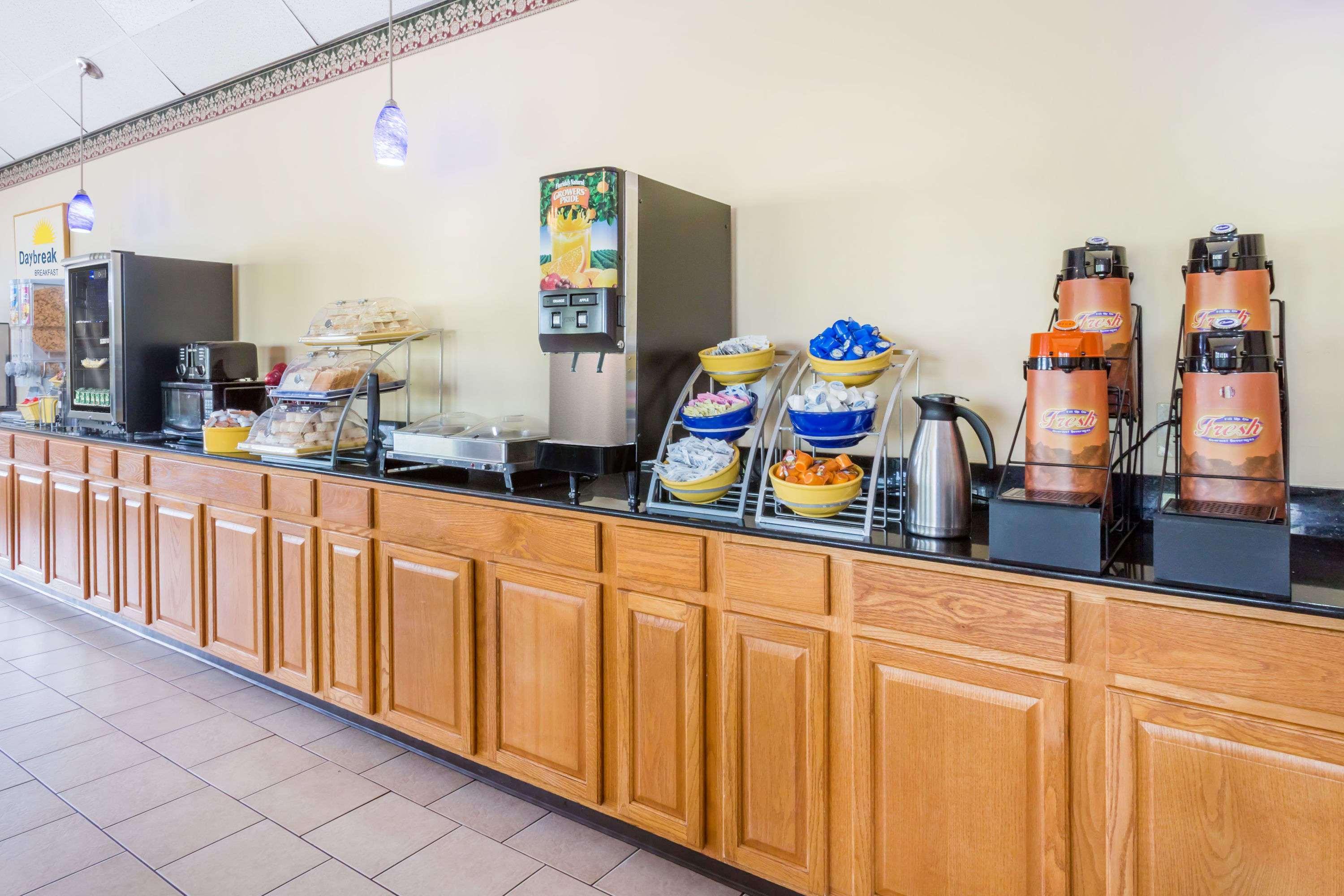 Days Inn By Wyndham Staunton Esterno foto