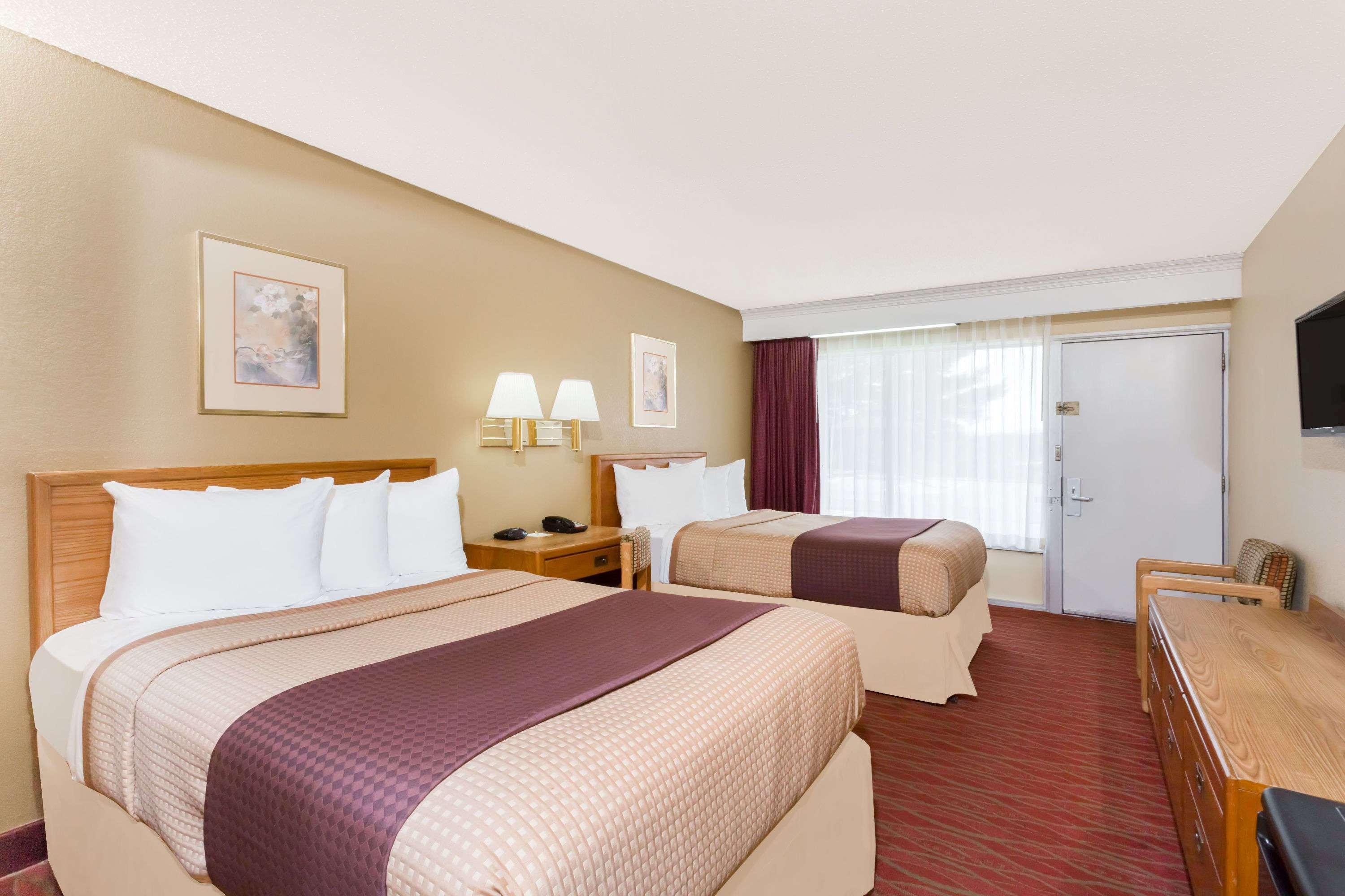 Days Inn By Wyndham Staunton Esterno foto