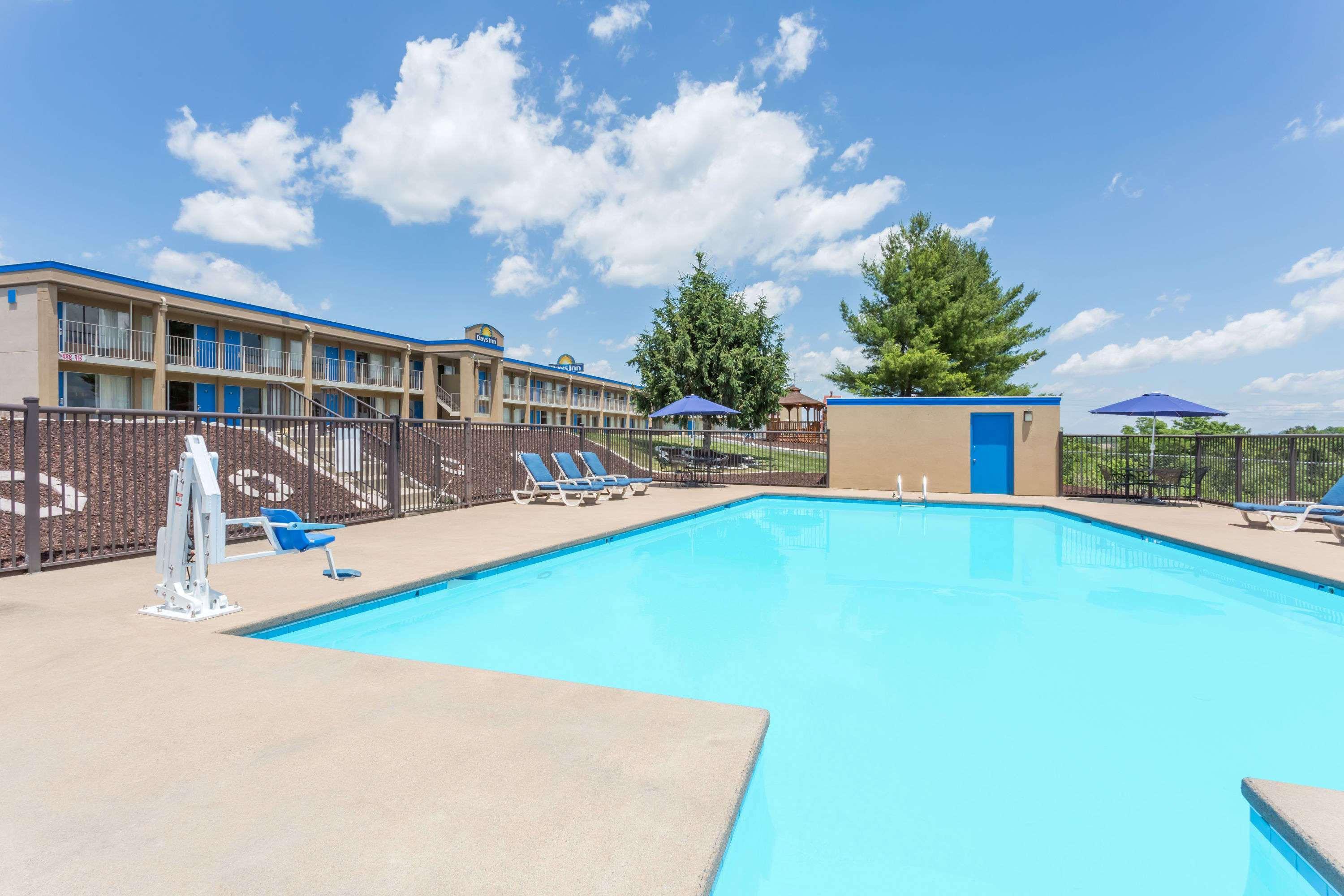 Days Inn By Wyndham Staunton Esterno foto