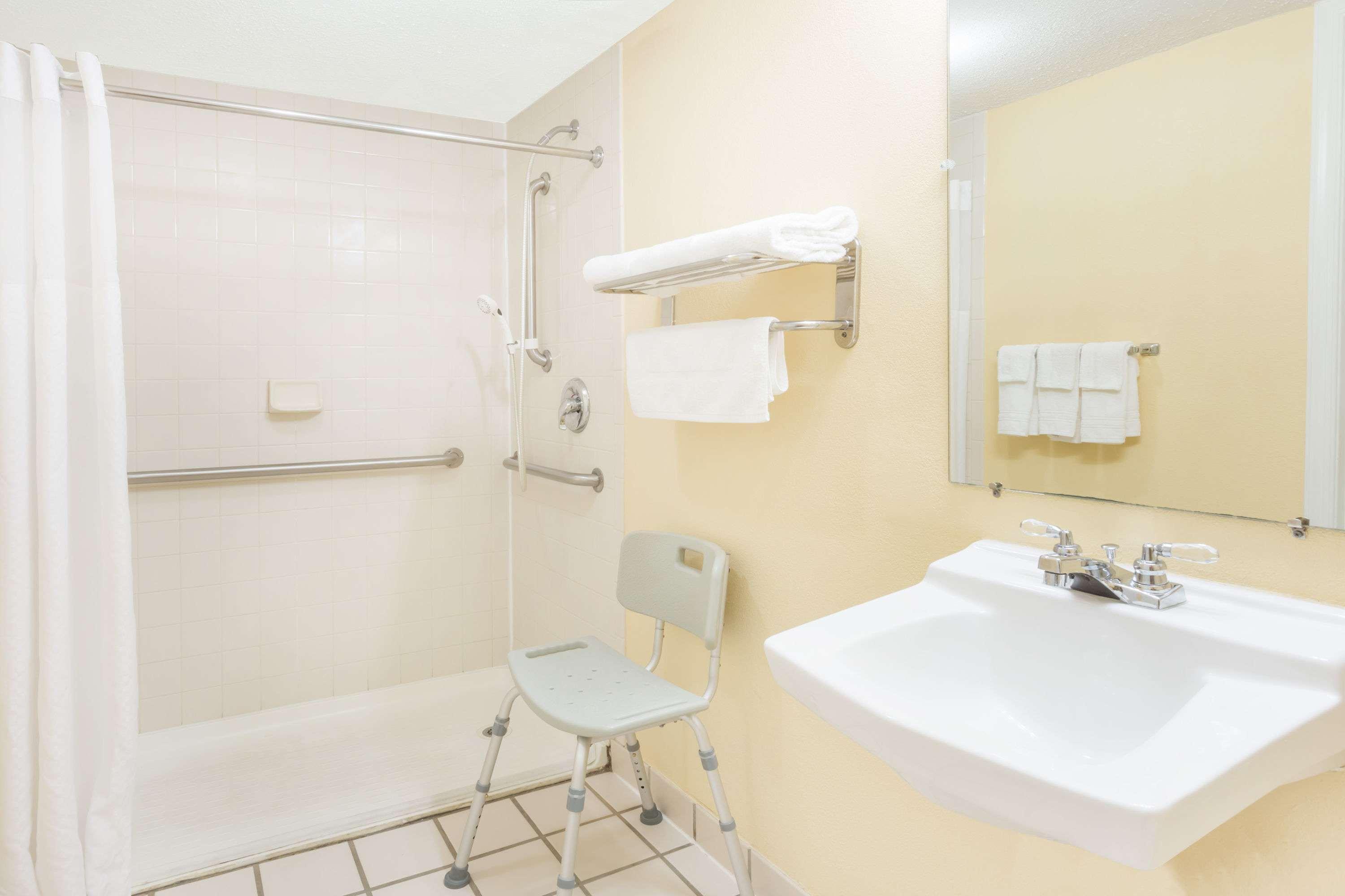 Days Inn By Wyndham Staunton Esterno foto