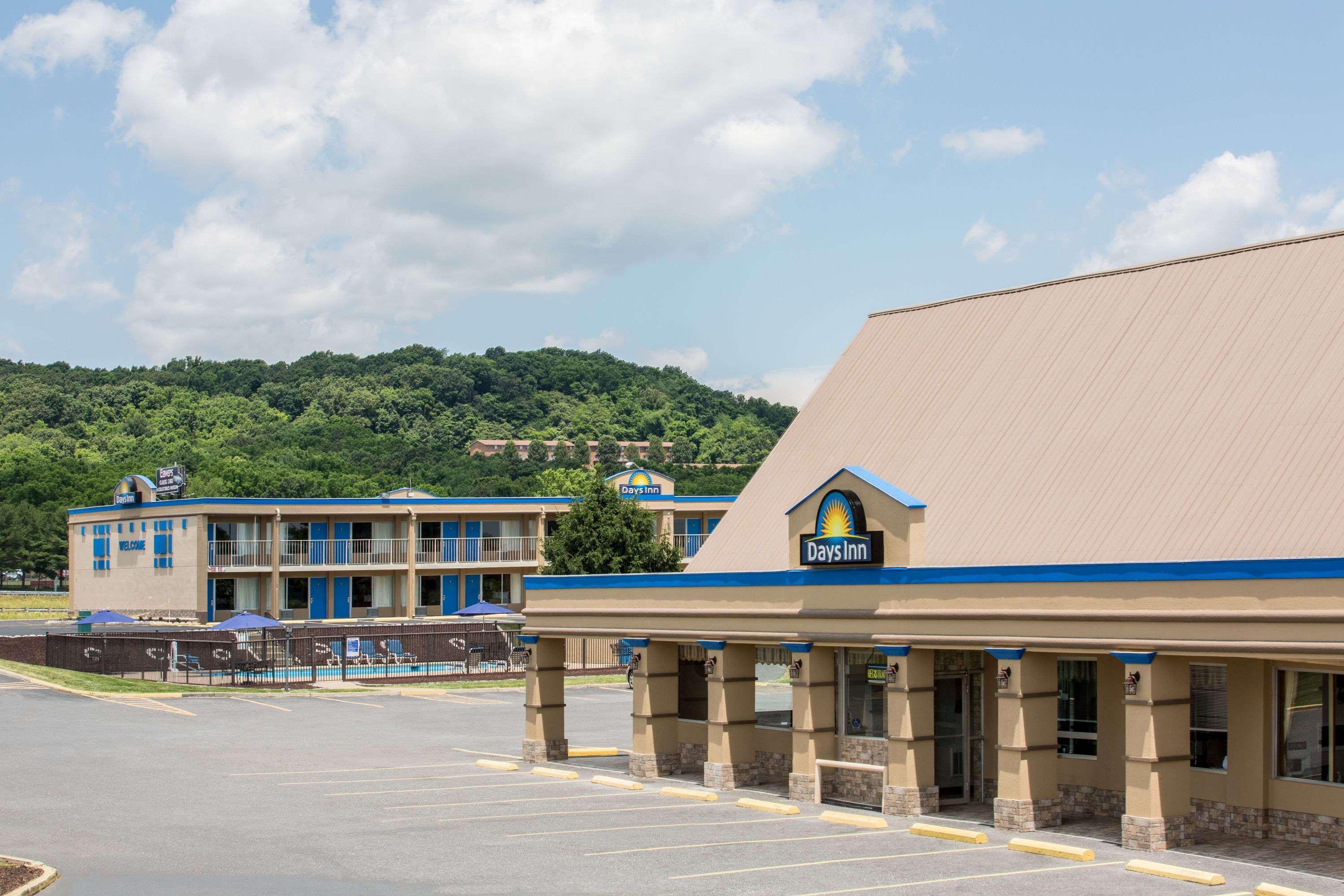 Days Inn By Wyndham Staunton Esterno foto