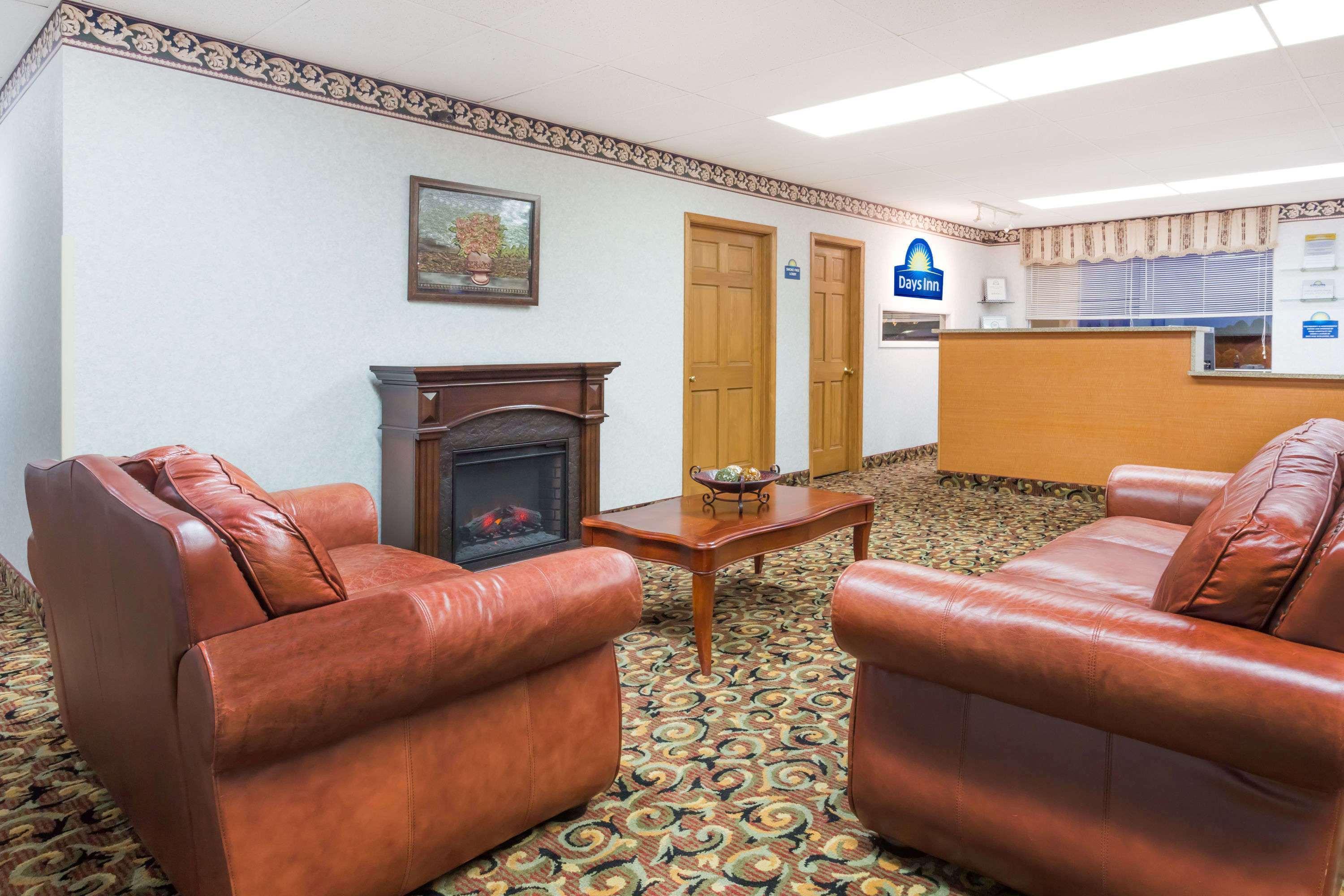 Days Inn By Wyndham Staunton Esterno foto
