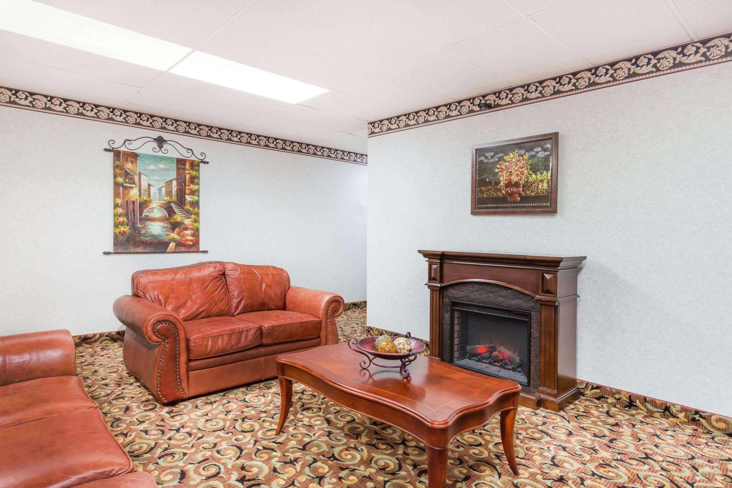 Days Inn By Wyndham Staunton Esterno foto