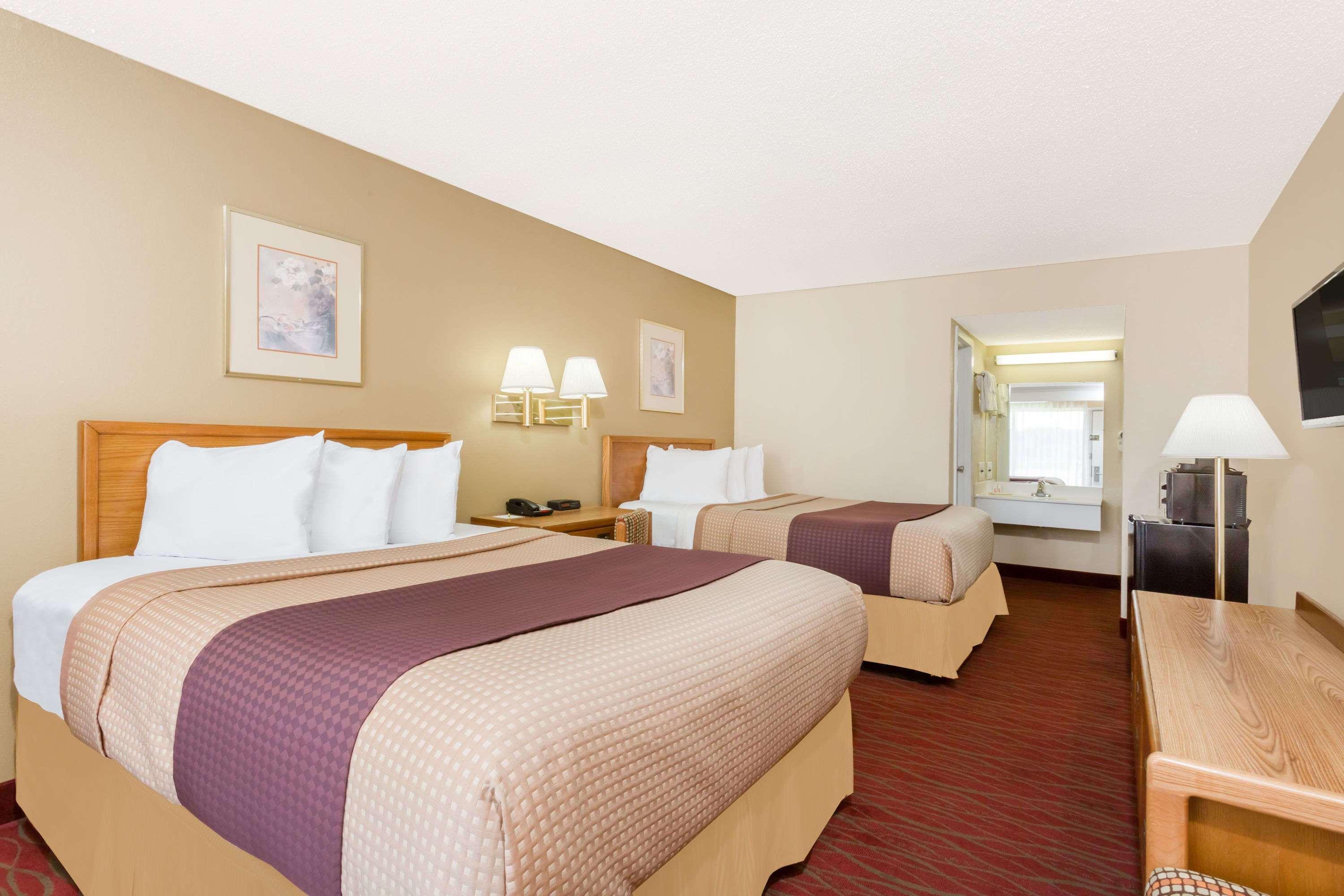 Days Inn By Wyndham Staunton Esterno foto
