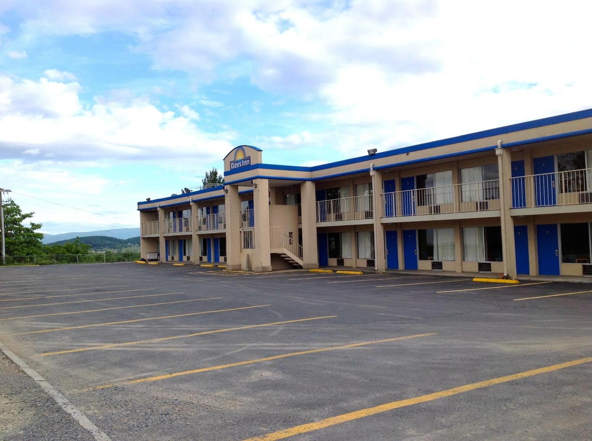 Days Inn By Wyndham Staunton Esterno foto