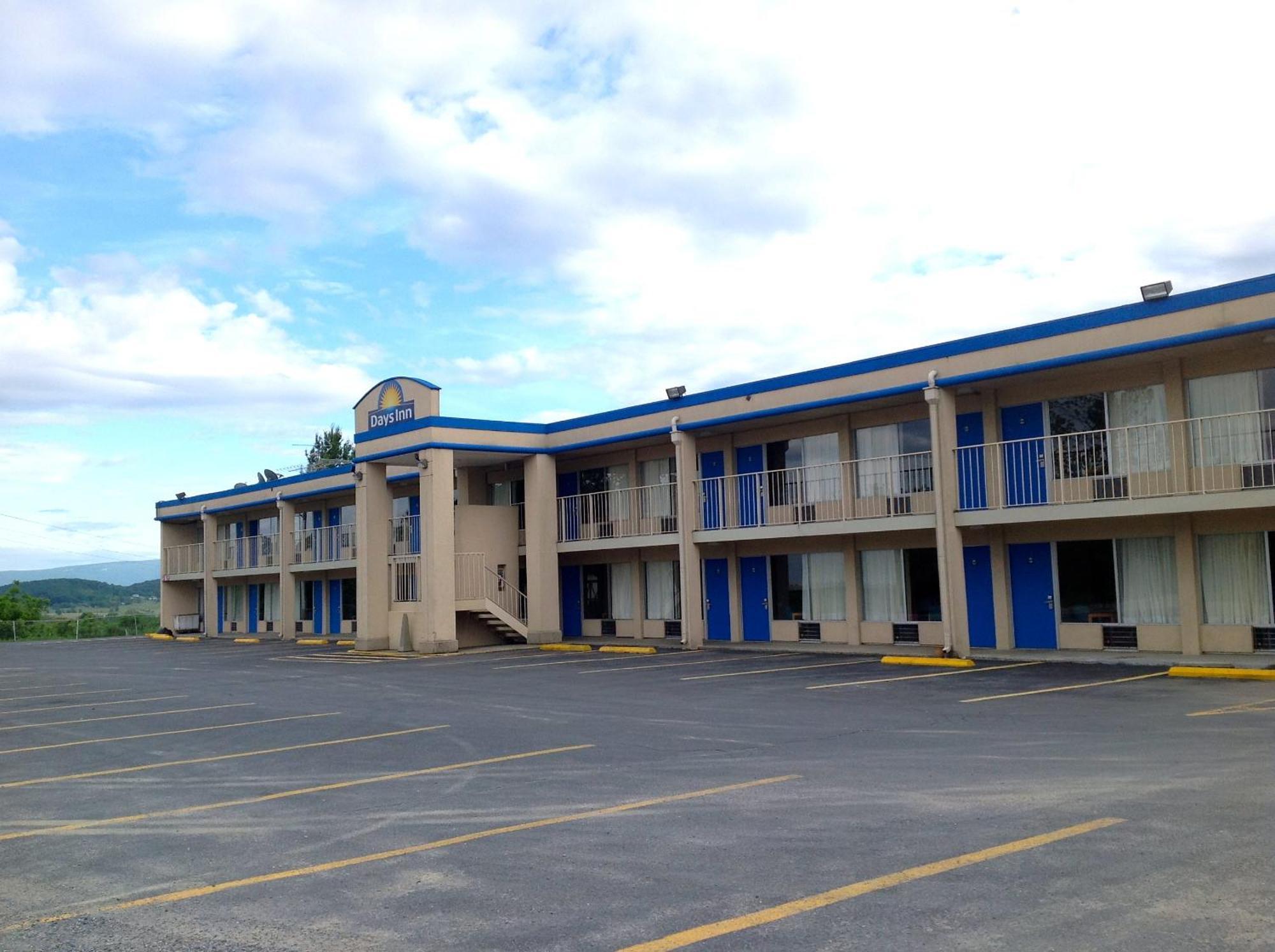 Days Inn By Wyndham Staunton Esterno foto